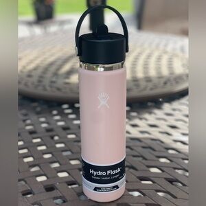 NWT- Hydro Flask 24oz Wide Mouth with Flex Straw Cap in color: Trillium
